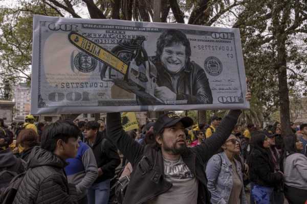 高喊“全面美元化”，用“电锯”锯开政治和经济现状，米莱将带领阿根廷走向何处？